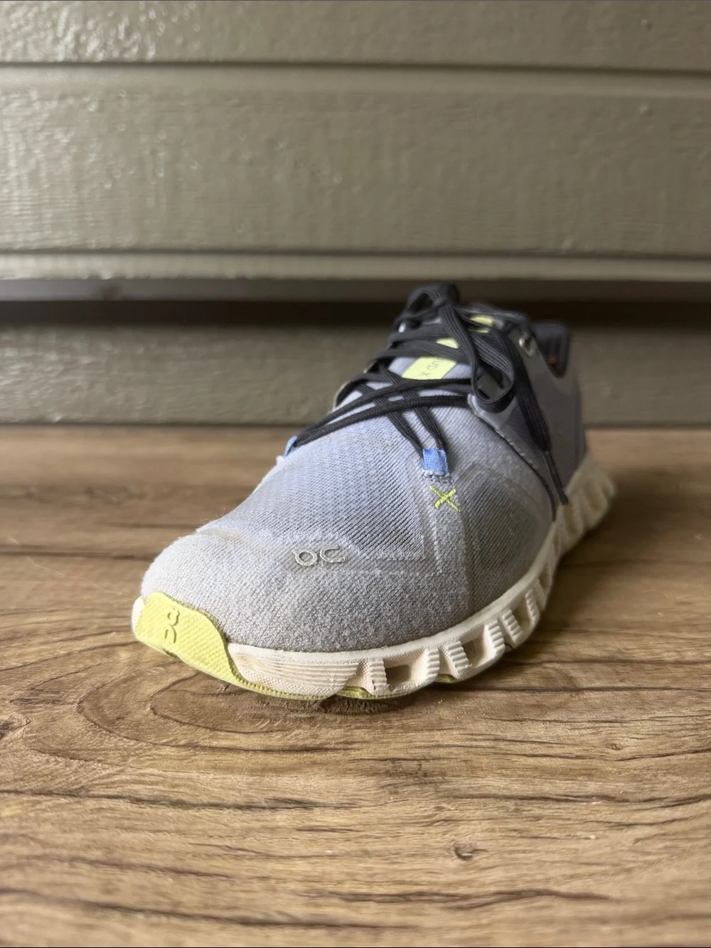 On Running Cloud Women’s Shoes in Light Gray with Yellow Accents size W 8